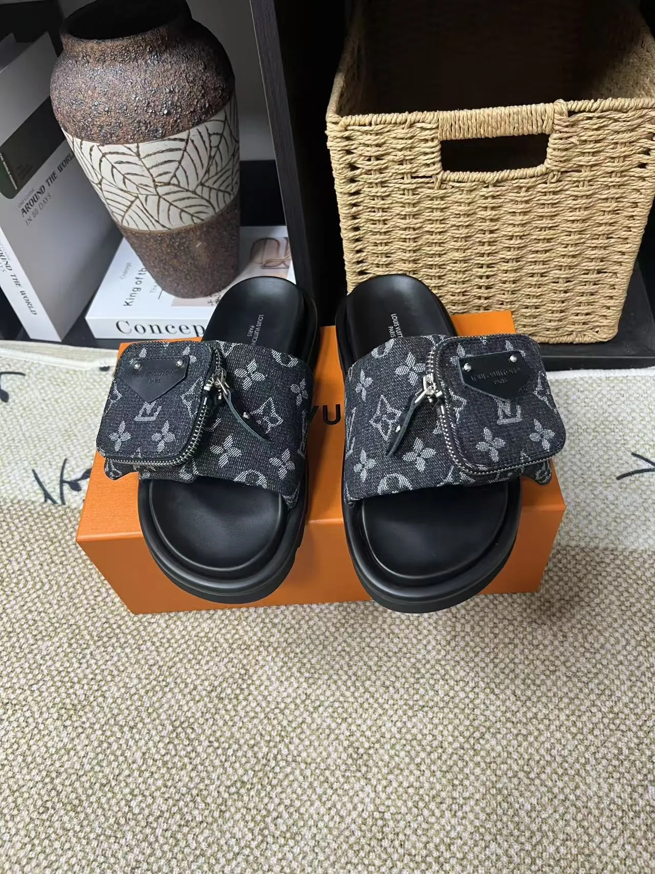 P380 yuan LV Louis Vuitton Full of high-end feel! A popular model among bloggers at home and abroad, it’s retro and fashionable, and looks stunning on your feet! Mainly recommended model on the official website★ ━━━━━ ЅᏇєєt ━━━━━ ▪️Upper: original calfskin ➕5D printing process ▪️Inner: imported mixed sheepskin ▪️Outsole: original molded foam outsole ▪️Size: Female 35-40 Men's 39-44 (women's 41 men's 45)
